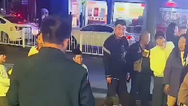 两狗打架无一人劝架，还待姑娘上呀……