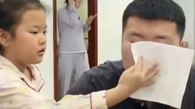 相差24岁的兄妹日常：妹妹的“硬核”擦嘴服务，哥哥直接懵了！