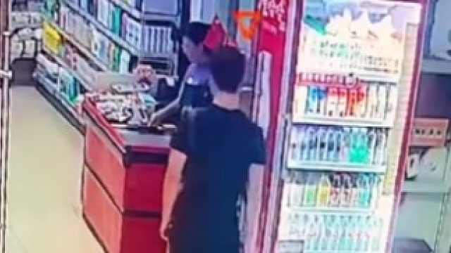 向健身房老板借的伞去超市买东西时 被一女生不带犹豫拿走了