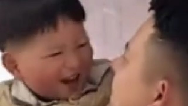 小男孩和姑姑待了一天后向回家的父母告状，没想到父母的反应…网友：姑姑不但打你，连你爸都敢打。