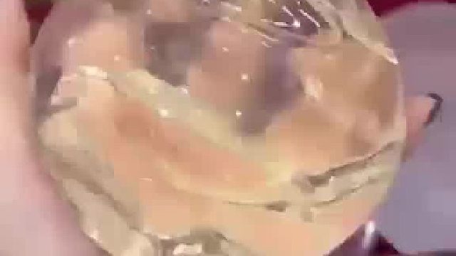 要做隆胸手术称非常纠结 七个里面不知道选用哪款 网友：为了健康哪个都不选