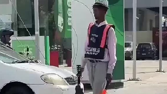 这种的感觉很好，但是放在国内好像不太现实，路怒症太多了