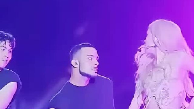 珍妮可不喜欢男舞者那样盯着Rosé看