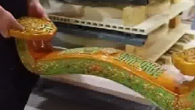 俩人小心翼翼运送琉璃如意，不料中途还是断裂摔碎了