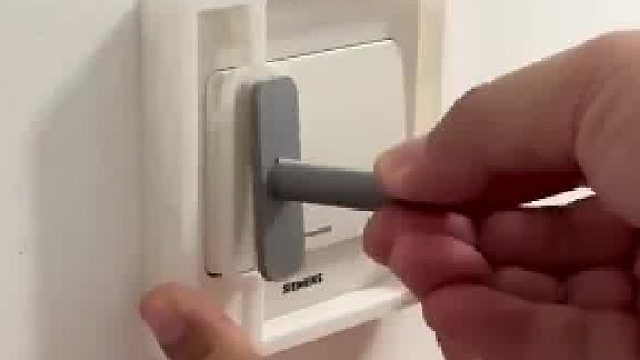 家长把开关做成了玩具的模样，给家里孩子的童年增添一点乐趣