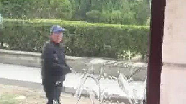 师傅给玻璃贴上隐私膜，一楼外面彻底看不见屋里了