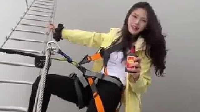 女生在莽山天梯上讲述故事，中间安全带一震差点被吓坏了