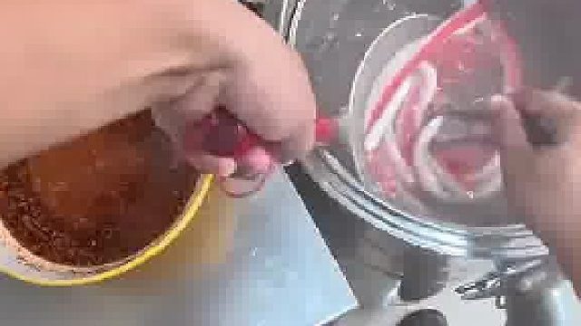 顾客去吃麻辣烫拿了一碗“长蟹棒，这是把蟹棒当面条吃了吧