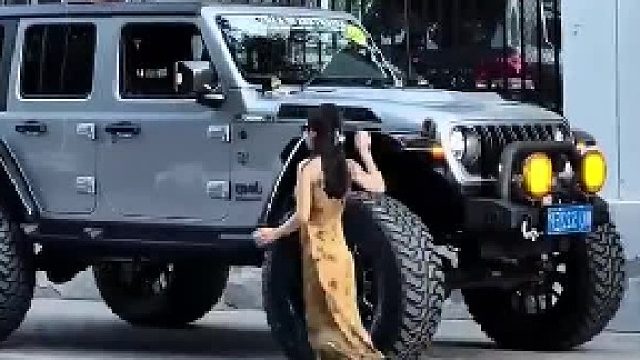 女子踩凳子上车，“身高不够，凳子来凑”