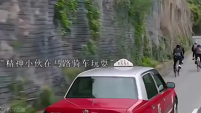 精神小伙在马路上故意逼停出租车 没想到司机大哥是个狠人