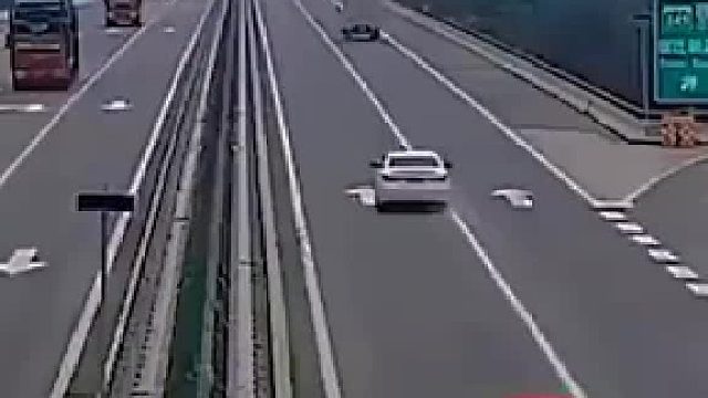 高速拍到的一幕，黑色轿车神超车，瞬间明白什么是专业！