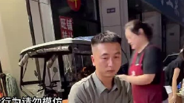 看到朋友喝酒全倒的泡沫，将签子上的肉捋掉对准朋友。