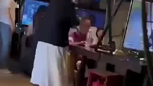 老父亲退休后去网吧打游戏