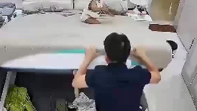 监控下的一幕，果然宝宝没有危险的时候，爸爸才是最危险的！