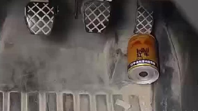 练车看见车上有空瓶子，随手捡起丢出 结果教练...