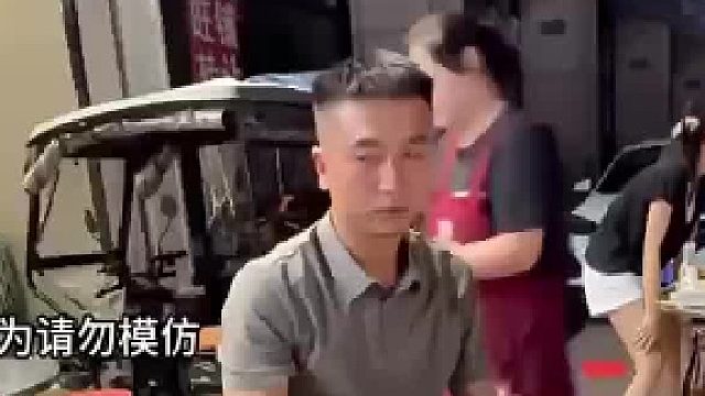 男子看到朋友喝酒全倒的泡沫
