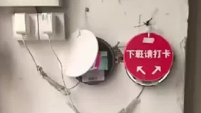 男子在超市打卡上下班，一干就是16年～