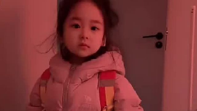 女儿一大早问妈妈谁送她上学，妈妈回答笑不活了