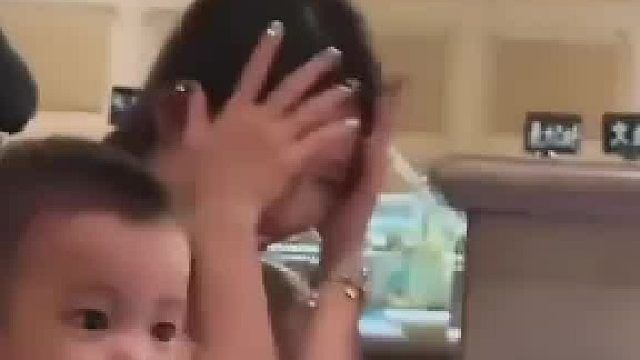 旁边小孩子一脸的不信