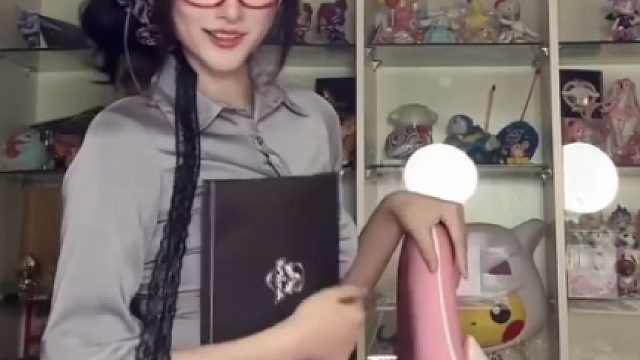 LPL解说鼓鼓黑丝女教师！