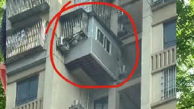 这么小的空调位，他竟然硬生生的改装出了一个阳台