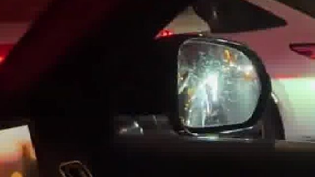 男子被后车远光灯照到，用显示屏提醒后车关远光
