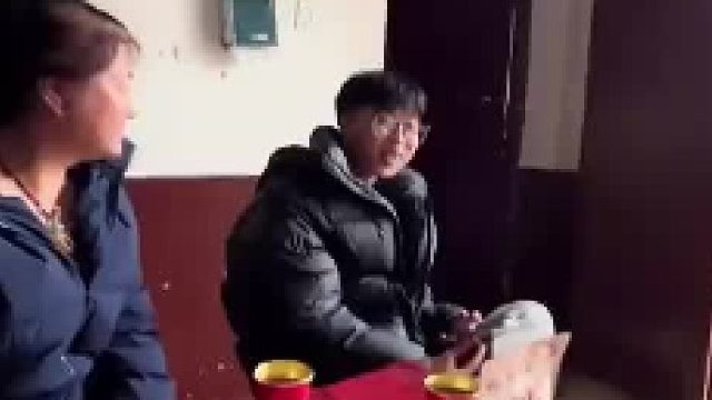男生在家里等相亲对象，结果相亲对象一见到男生转头就走​