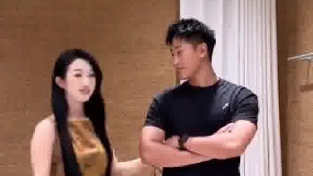 五个女生分别上前挽住男生胳膊，称凭第一眼感觉他是谁老公