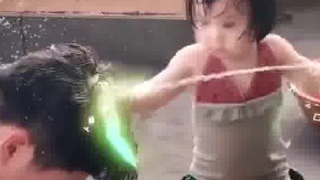 女儿玩水被爸说教，反手浇他一头