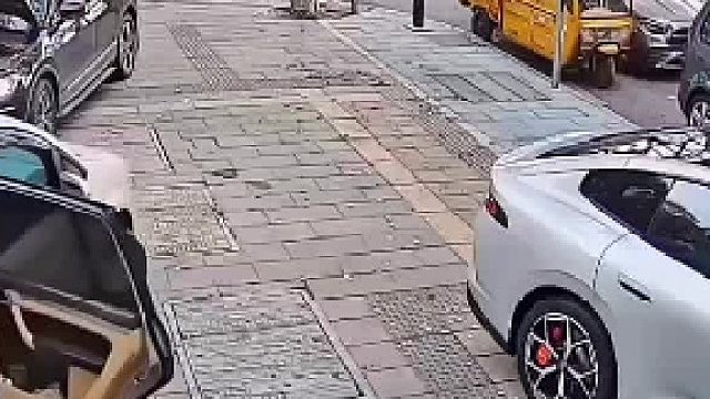不管怎么说，反应还是挺快的。老板又没什么损失