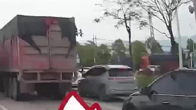 黑车特意留出安全距离，没想到被后车撞到大车车底
