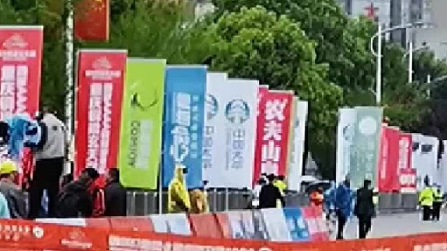 马拉松终点线离谱的一幕，志愿者拦住运动员不给缓冲，这样的做法很有可能造成运动员受伤