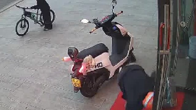 外卖小哥被外卖箱绊倒，气得把箱子一脚踢飞1
