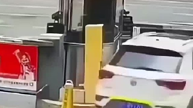 我就纳了闷了，这人驾照是怎么考下来的