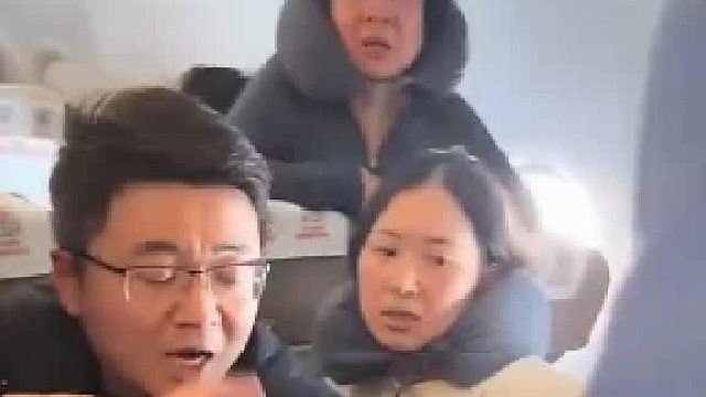 座椅靠背放倒 惹后排乘客不开心，两人发生争执，旁边旅客好言相劝也被波及