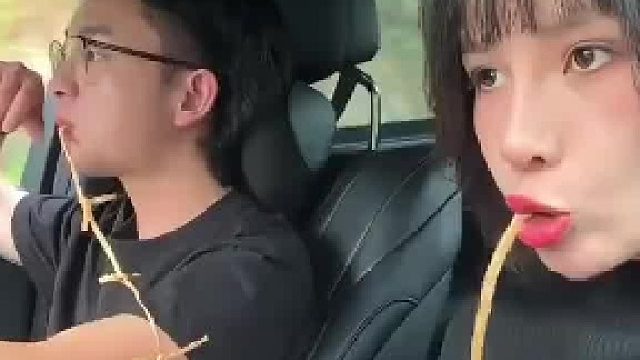 老公又要开山路了，妻子翻出一辈子都吃不完的零食，在给老公打下手