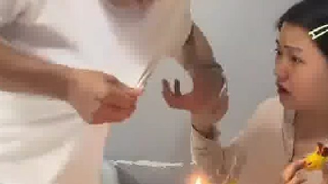 男子过生日想和老婆拍视频，不仅蜡烛插反了还把衣服烧了个洞