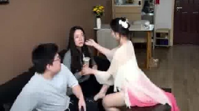 女儿在妈妈面前跳舞挑衅，妈妈在一旁气的要动手