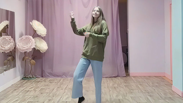 俄罗斯姑娘才艺表演23.11.13_海草