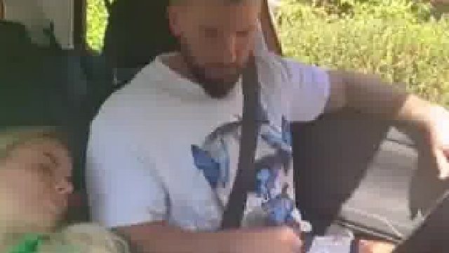 趁男友不注意，偷偷换挡，手上动作太迅速  ​