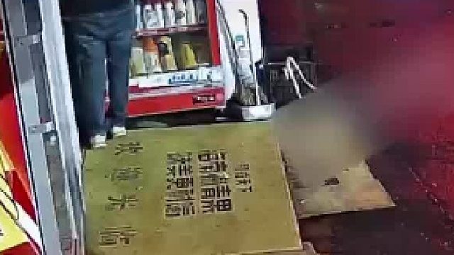 超市老板半夜“守株待兔”发现窃贼冲上去一顿“疯狂”输出