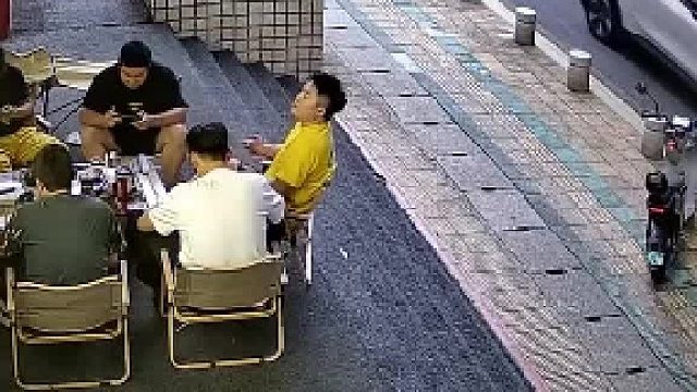 穿白色衣服手机扔了都没拽住