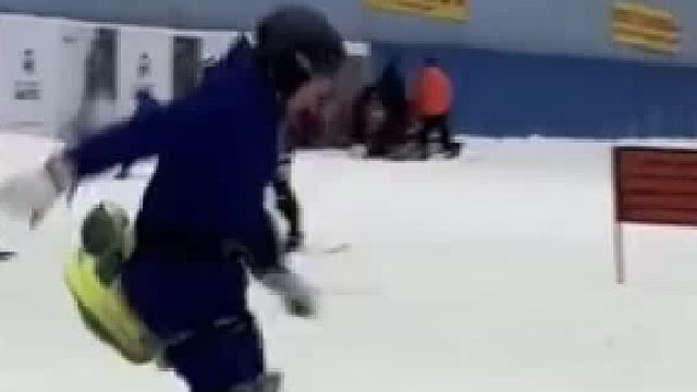 滑雪的时候，不小心撞到孩子，孩子家长一把将男子推开