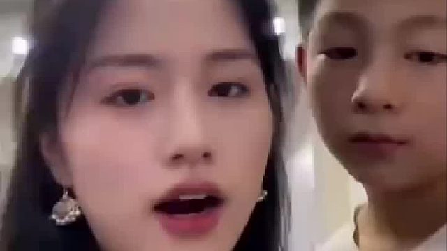姐姐和弟弟拍照，从视频中看出，没有技巧全靠感情