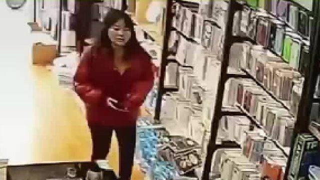 进手机店误將鱼缸当桌子放手机