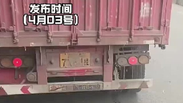 看到前车大哥的车牌脏了，直接下车帮忙擦了擦