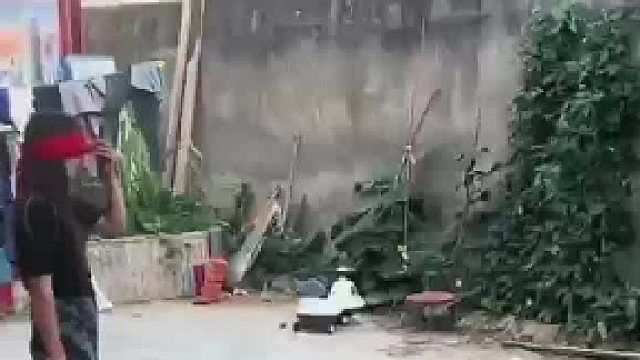俩人拿着棍子妻子从一开始就盯着男子看 男子棍棍用尽全力直到妻子离开才反应过来