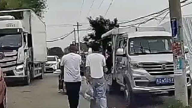 走在路上导致汽车无法经过，汽车按喇叭提醒结果惹怒男子