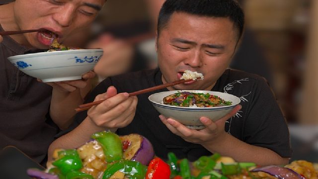 不用蒸不用炸，就能做出一道非常好吃的青椒烧茄子