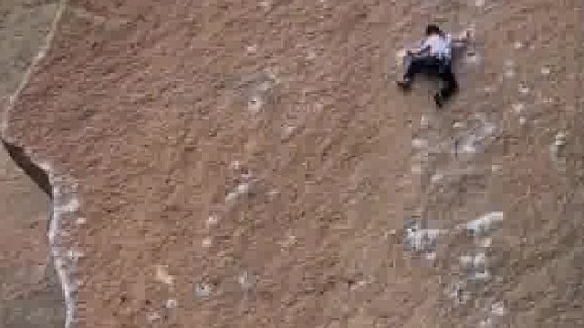 攀岩时惊险一幕，幸好下面有安全员